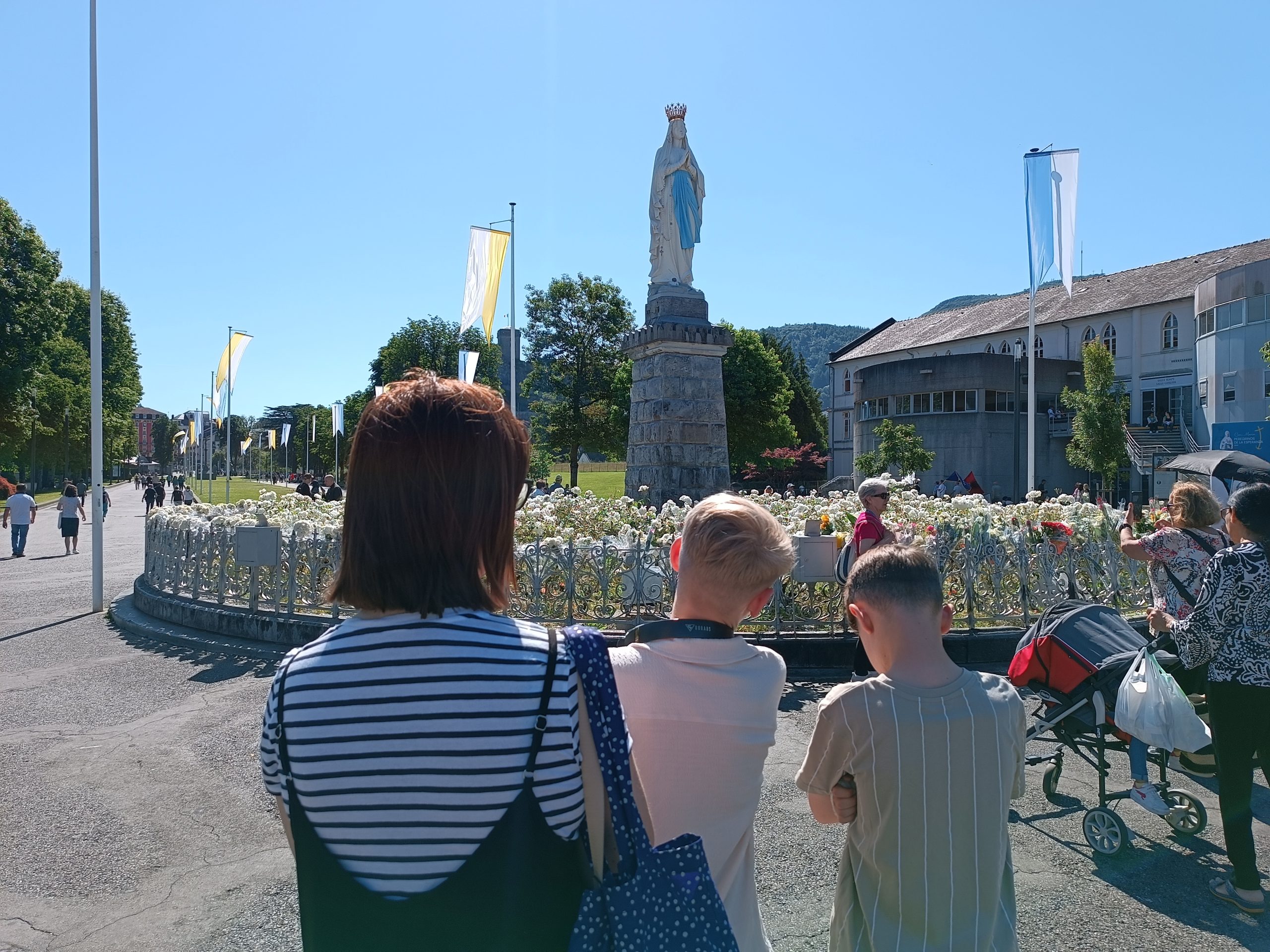 Middlesbrough pilgrims invited to help create crown of flowers