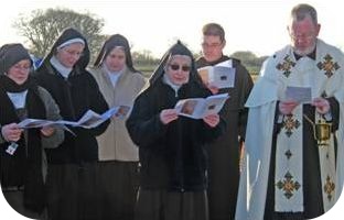 photo of Mother Abbess leading prayers