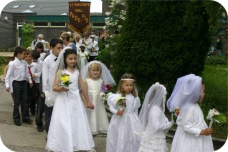 photo of children in St Vincent's outdoor May procession