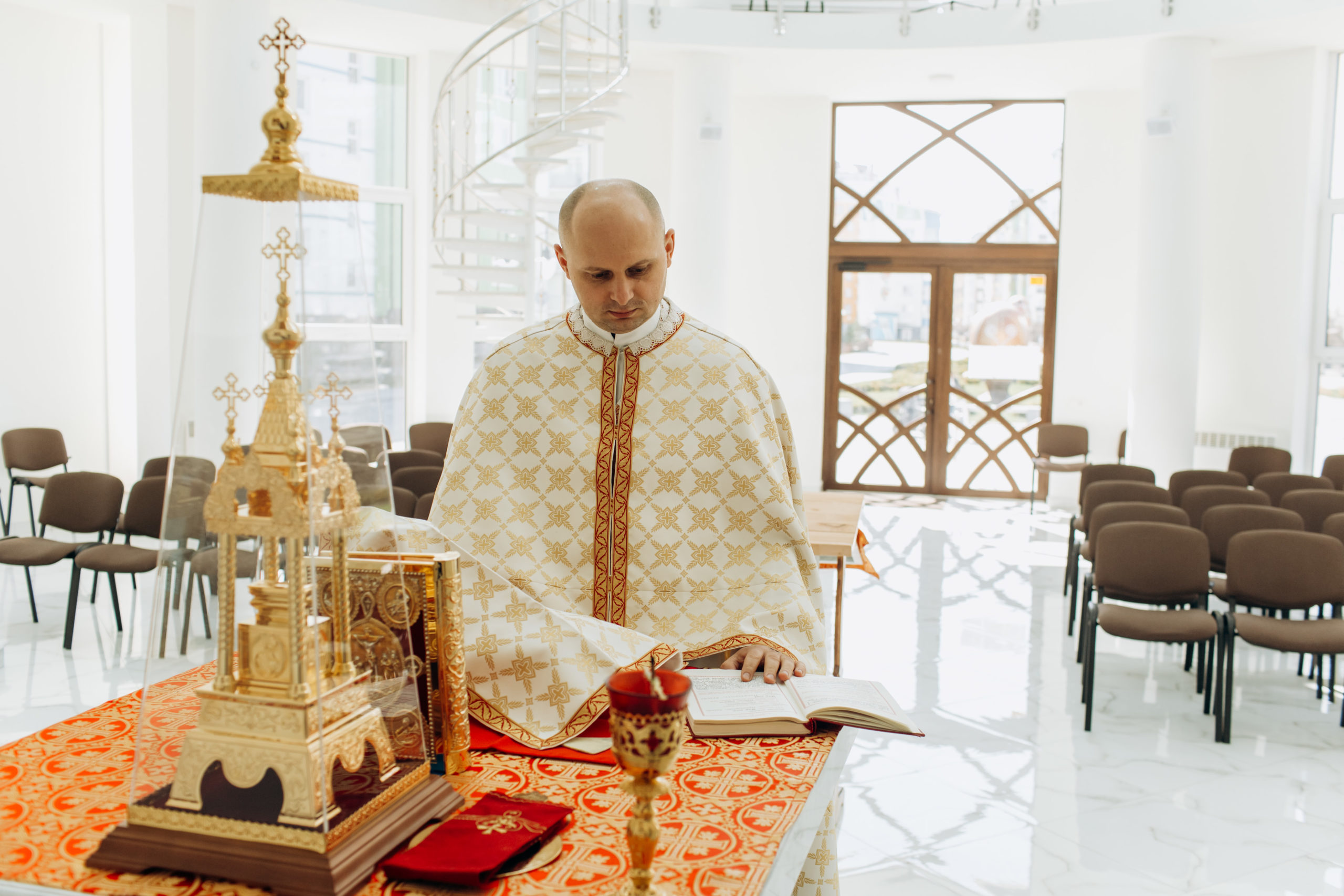 A Ukrainian Greek-Catholic priest in the Archeparchy of Ivano-Frankivsk celebrating the Divine Liturgy in an empty church because of the COVID-19 lockdown – Photo by ACN