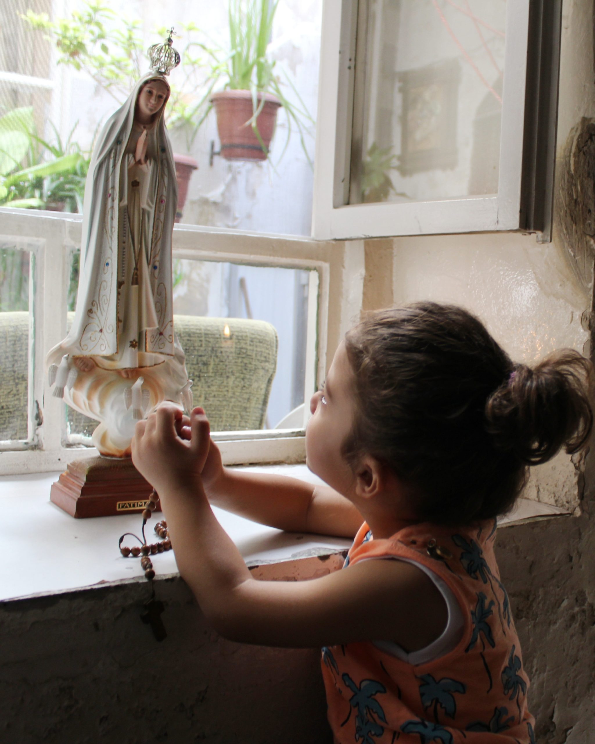 A girl in Damascus, Syria praying the rosary (© Aid to the Church in Need)