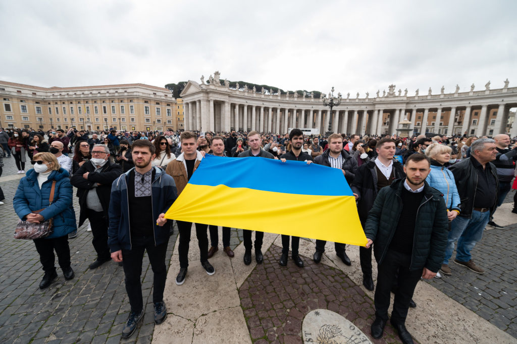 A Ukrainian flag being held during Sunday Angelus with Pope Francis at St Peter's Square © Mazur/cbcew.org.uk