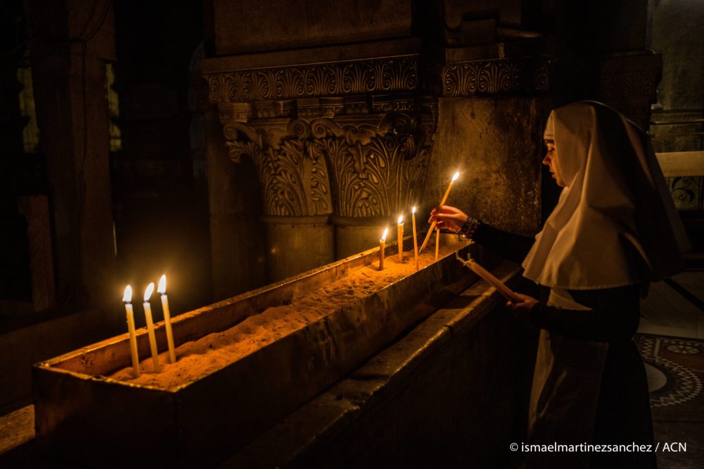 A nun praying in the Holy Sepulchre, Jerusalem – Photo © Ismael Martínez Sánchez/ACN