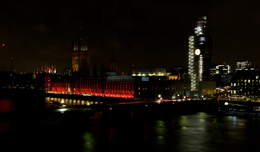 The Houses of Parliament lit up for #RedWednesday (© Weenson Oo/www.picture-u.net)